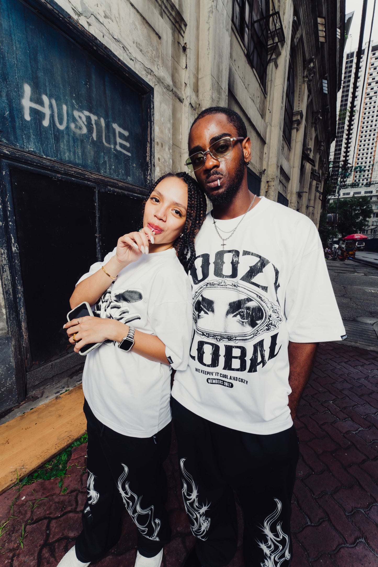 BLACK SIGNATURE HAND TEE