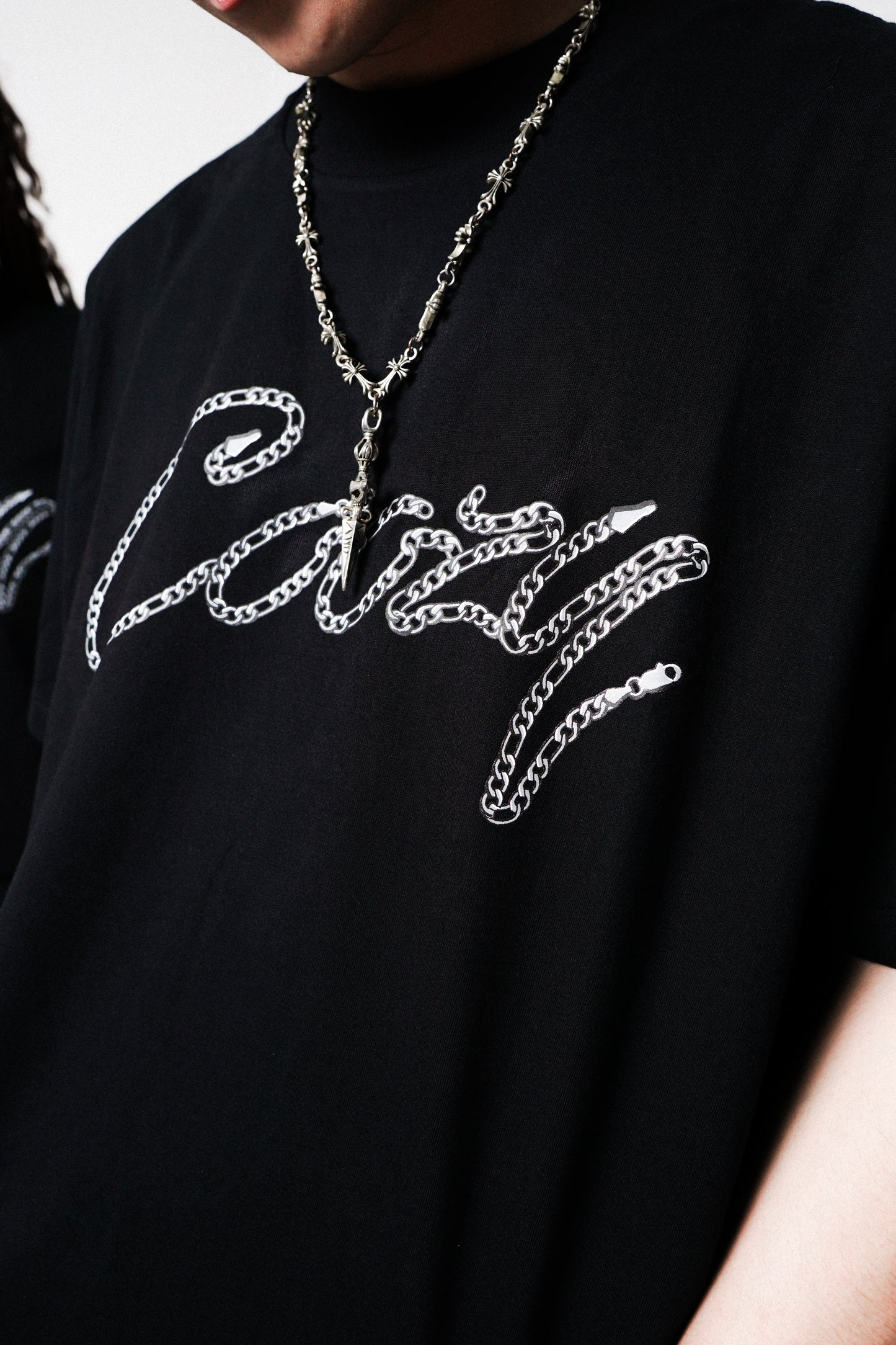 CHAIN SCRIPT TEE